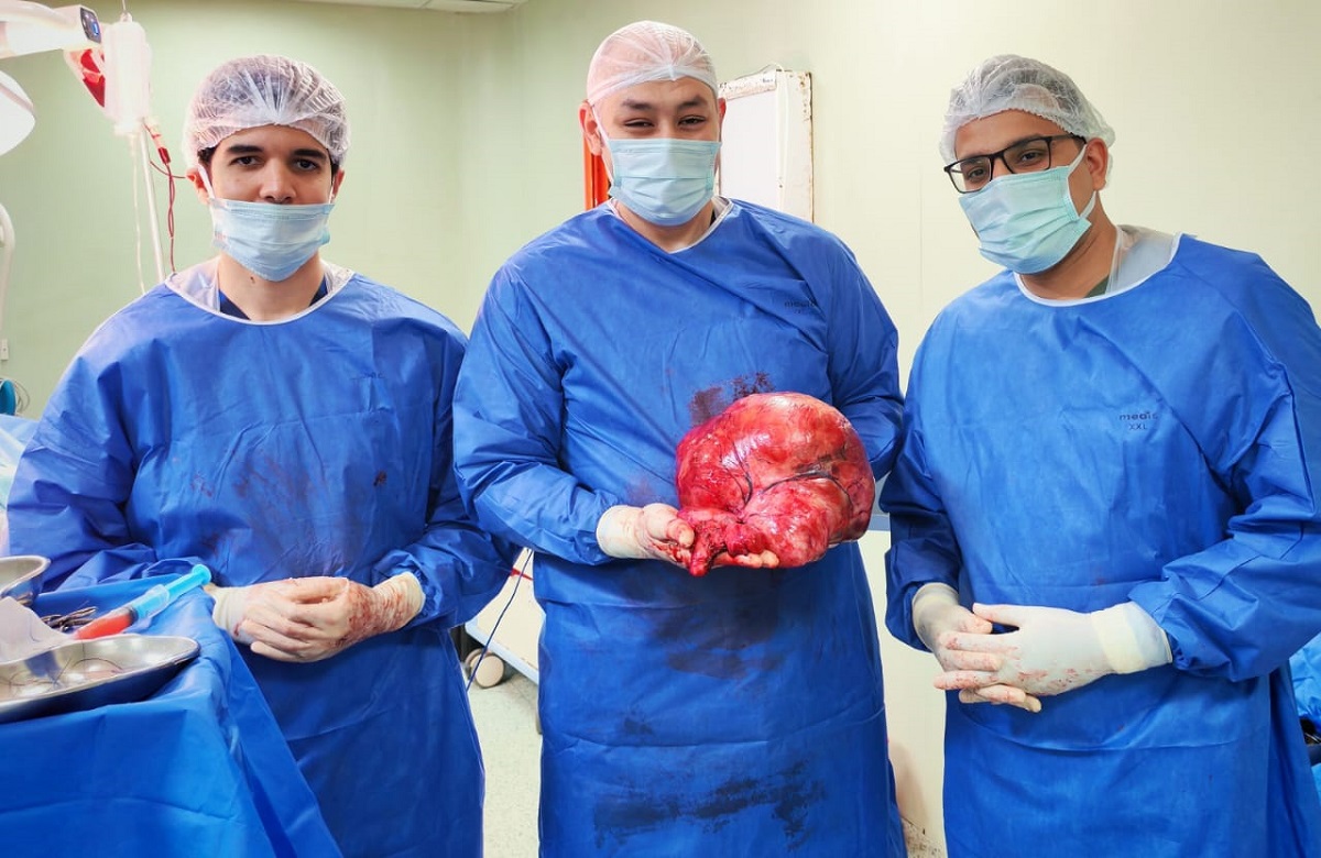 طاقم طبي بمستشفى التأمين ينجح في استئصال ورم سرطاني ضخم